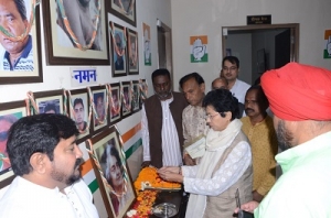 इंदिरा गांधी की जयंती राजीव भवन में मनाई गई