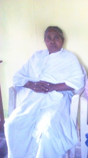 *धान बेचने भटक रही*  वृद्धा