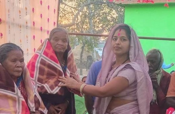 पिथौरा ब्लाक के छिन्दोली गाँव में सेवानिवृत्त प्रधान पाठक श्री दयाराम ठाकुर को विदाई