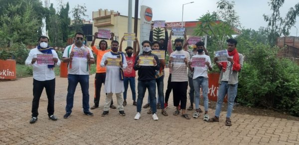 बस्तर जगदलपुर के कांग्रेस प्रकोष्ट अनुसूचित जाती विभाग के जिला अध्यक्ष विक्रम लहरे के नेतृत्व में पेट्रोल डीजल की बढ़ती महंगाई पे किया एक दिवसीय धरना प्रदर्शन