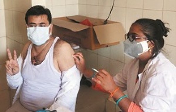 दुर्ग महापौर ने लगवाया कोरोना का दूसरा टीका , कहा सभी लगवाये टीका , इसी से होगा संक्रमण बचाव