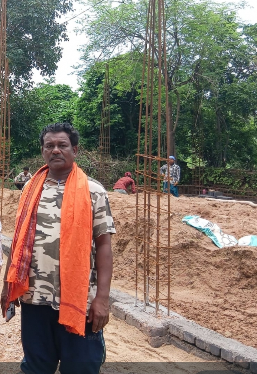 पिथौरा में आदिवासी की जमीन पर अवैध कब्जे का मामला: जांच के बाद हटाने का आदेश, फिर भी विवाद जारी