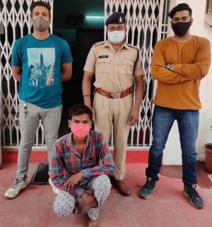 सगी बहन और दादी पर हंसिया से किया हमला