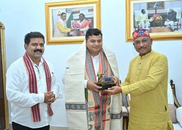 मुख्यमंत्री साय से केन्द्रीय राज्य मंत्री राजभूषण चौधरी ने की सौजन्य मुलाकात