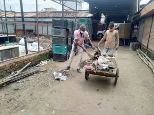 टोटल लॉकडाउन में विशेष सफाई अभियान में जुटे सभी जोन के स्वच्छता कर्मी