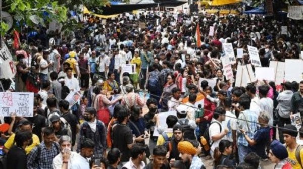 जंतर-मंतर पर 'वोट चोरी' के खिलाफ फूटा आक्रोश: योगेंद्र यादव और प्रशांत भूषण समेत कई दिग्गज हिरासत में, रास्ते सील