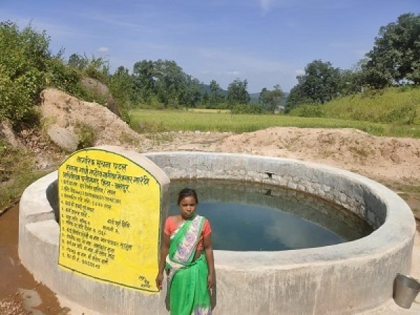 मनरेगा से किसान झलिया के खेत में कुआं निर्माण करने से सिंचाई की मिली सुविधा
