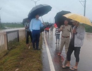 बस्तर में चक्रवाती तूफान &lsquo;अर्नब&rsquo; का असर, प्रशासन ने संभाला मोर्चा :मूसलाधार बारिश से बाढ़ की स्थिति, दर्जनों लोगों का सुरक्षित रेस्क्यू; 9 राहत शिविरों में 350 से अधिक प्रभावितों को मिला आश्रय