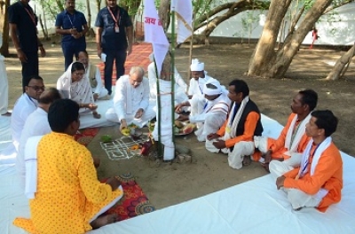 मुख्यमंत्री बघेल ने कुदमुरा में ठाकुरदेव का किया दर्शन