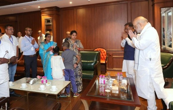 शहादत को नमन  केंद्रीय गृह मंत्री  अमित शाह ने शहीद आकाश राव गिरिपुंजे के परिजनों से की मुलाकात