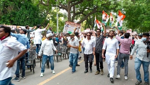 बढ़ती महंगाई के विरोध में युवा कांग्रेस का  संसद घेराव में दिल्ली पहुंचे अय्यूब खान