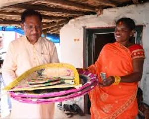 मुख्यमंत्री विष्णु देव साय ने कमार बस्ती में बांस शिल्प को सराहा: परिवार में शादी के लिए स्वयं खरीदे पर्रा, धुकना और सुपा