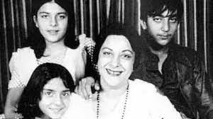 नरगिस की बर्थ एनिवर्सरी पर भावुक हुए संजय दत्त, तस्वीर शेयर कर लिखा- आप जैसा कोई नहीं