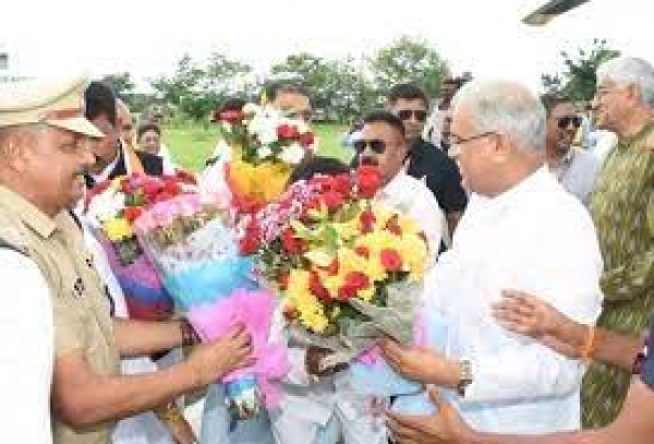 मुख्यमंत्री श्री बघेल का मचेवा स्थित हेलीपेड पर जनप्रतिनिधियों सहित कलेक्टर, एसपी ने किया आत्मीय स्वागत