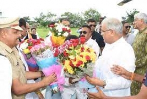 मुख्यमंत्री श्री बघेल का मचेवा स्थित हेलीपेड पर जनप्रतिनिधियों सहित कलेक्टर, एसपी ने किया आत्मीय स्वागत