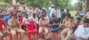 देवेन्द्र यादव के निवास के बाहर समर्थकों का हंगामा,विधायक निवास के गेट के सामने डंटे हजारों कार्यकर्ता,