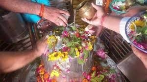 चंद्रमा-राहु की युति समेत इन योगों के बुरे परिणामों से बचाता है शिवलिंग का जलाभिषेक