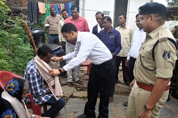 कलेक्टर एवं पुलिस अधीक्षक ने ग्राम पैरी में बुजुर्ग एवं दिव्यांग मतदाता का किया सम्मान