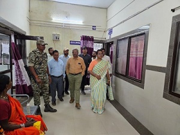 कलेक्टर ने अंबागढ़ चौकी में विभिन्न संस्थाओं का किया निरीक्षण