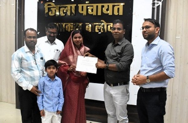 रिटर्निंग आॅफिसर सीईओ जिला पंचायत डाॅ. कन्नौजे के द्वारा जिला पंचायत के नवनिर्वाचित सदस्यों को प्रदान किया गया प्रमाण पत्र