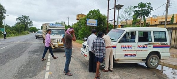 यातायात पुलिस दंतेवाड़ा द्वारा यातायात नियमों की अनदेखी करने वालों पर कर रही है सख़्ती से चालानी कार्रवाही