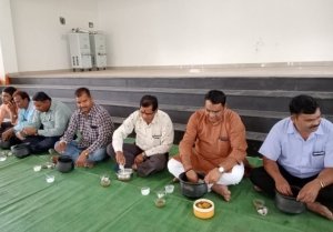 बोरे बासी खाकर मनाया गया मजदूर दिवस  संसदीय सचिव गुरूदयाल बंजारे ने सबके साथ खाया बोरे बासी