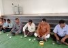 बोरे बासी खाकर मनाया गया मजदूर दिवस  संसदीय सचिव गुरूदयाल बंजारे ने सबके साथ खाया बोरे बासी