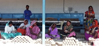इलेक्ट्राॅनिक चाक चलाकर मिट्टी को सुगढ़ आकार दे रहीं ग्राम नारी की नारियां