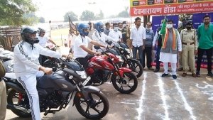जिला और पुलिस प्रशासन ने हेलमेट एवं यातायात नियमों के प्रति जागरूकता के लिए शहर में निकाली हेलमेट रैली..