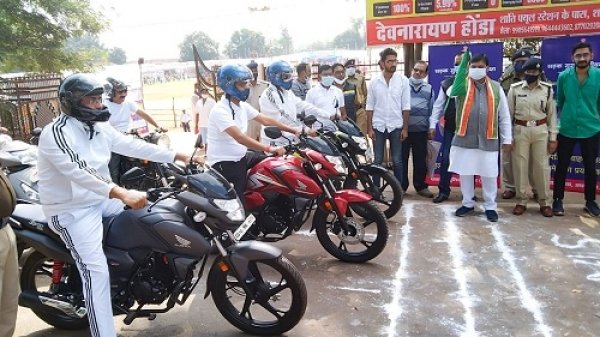 जिला और पुलिस प्रशासन ने हेलमेट एवं यातायात नियमों के प्रति जागरूकता के लिए शहर में निकाली हेलमेट रैली..