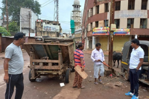 सफाई व्यवस्था दुरुस्त रहें,गली, मोहल्लों के साथ ही प्रमुख सड़कों से कचरा प्रतिदिन उठाना सुनिश्चित करें:आयुक्त