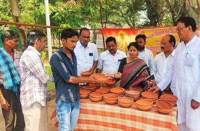 भीषण गर्मी में पक्षियों का जीवन बचाने के लिए सकोरा में रखें दाना-पानी,महापौर अलका बाघमार ने  किया सकोरे का वितरण