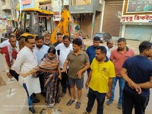 निरन्तर नाला/नालियों की सफाई तल तक हो ताकि बारिश का पानी आसानी से बह सके:महापौर
