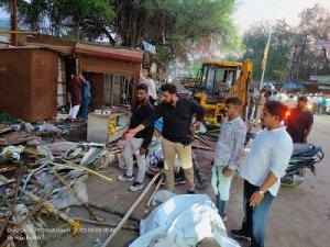 इंदिरा मार्केट से अतिक्रमण हटाने पहुंची टीम का विरोध के बाद भी सख्ती से हटवाया कब्जा,कब्जाधारी स्वयं दुकान का सामान निकल रहे है