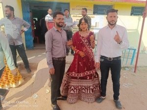 नवविवाहित भाई-बहन ने किया मतदान, लोकतंत्र को मजबूत करने का दिया संदेश