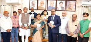 राज्यपाल ने श्री कनक तिवारी की पुस्तक का किया विमोचन ...