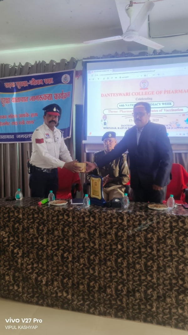 बस्तर में सड़क सुरक्षा जागरूकता अभियान, दंतेश्वरी फ़ार्मेसी कॉलेज में यातायात पुलिस ने दी महत्वपूर्ण जानकारी