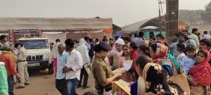 *धमतरी पुलिस द्वारा आयोजित 'अभिव्यक्ति' नारी  सम्मान की कार्यक्रम के अंतर्गत महिलाओं को कानून में प्रदत्त अधिकारों व योजनाओं के संबंध में जानकारी देकर किया जा रहा जागरूक