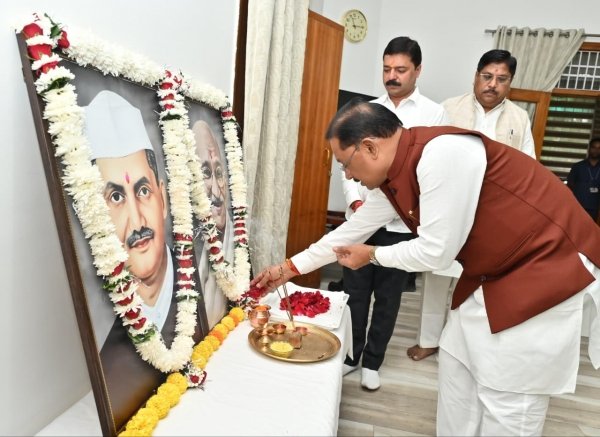 मुख्यमंत्री श्री साय ने राष्ट्रपिता महात्मा गांधी और पूर्व प्रधानमंत्री श्री लाल बहादुर शास्त्री को उनकी जयंती पर किया नमन