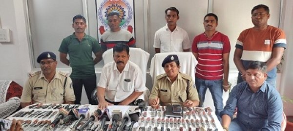 ऑनलाईन ऑर्डर कर धारदार व बटंची चाकु मंगाने वालो के विरूद्ध धमतरी पुलिस द्वारा अभियान