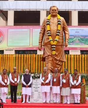 रजत जयंती पर छत्तीसगढ़ को लोकतंत्र का नया मंदिर &mdash; पीएम मोदी ने किया आधुनिक विधानसभा भवन का लोकार्पण
