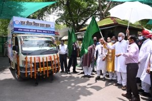 मुख्यमंत्री बघेल ने जल जीवन मिशन प्रचार वाहनों को हरी झंडी दिखाकर किया रवाना