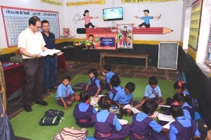 कलेक्टर ने छुरिया विकासखंड के प्राथमिक शाला मोहगांव का किया आकस्मिक निरीक्षण