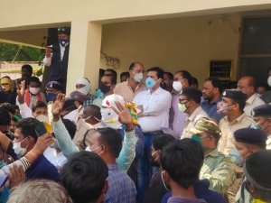 हड़ताली कर्मचारियों को महापौर ने किया आश्वस्त,कहा किसी के साथ नही होगा अन्याय