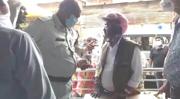 दुर्ग के दुकानदारों को नकली नोट खपाने वाला डॉक्टर पकड़ाया दो सौ, पांच सौ और दो हजार के नकली नोट हुआ जब्त