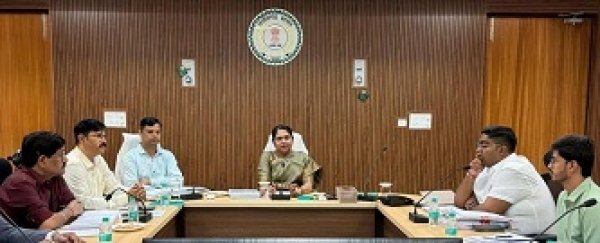 आबकारी विभाग की समीक्षा बैठक में अधिकारियों को राजस्व लक्ष्य प्राप्ति के निर्देश
