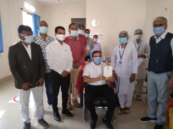 कलेक्टर यशवंत कुमार ने कोविड-19, का टीका लगवाकर द्वितीय चरण का किया शुभारंभ