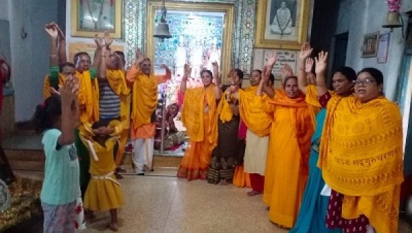 रथ यात्रा के अवसर पर "श्यामा- श्याम सत्संग समिति" श्रीराम मंदिर में भजन कीर्तन कर गजा मूंग प्रसाद का  किया वितरण
