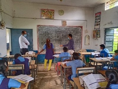 कलेक्टर नजर आये शिक्षक की भूमिका में, कक्षा आठवीं के विद्यार्थियों को पढ़़ाया गणित