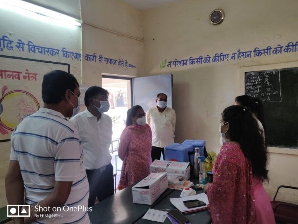 रिसाली टीकाकरण केन्द्रों की व्यवस्था का डिप्टी कलेक्टर ने आयुक्त के साथ किया अवलोकन टेस्टिंग, ट्रेसिंग, ट्रीटमेंट और टीके पर दिये जोर
